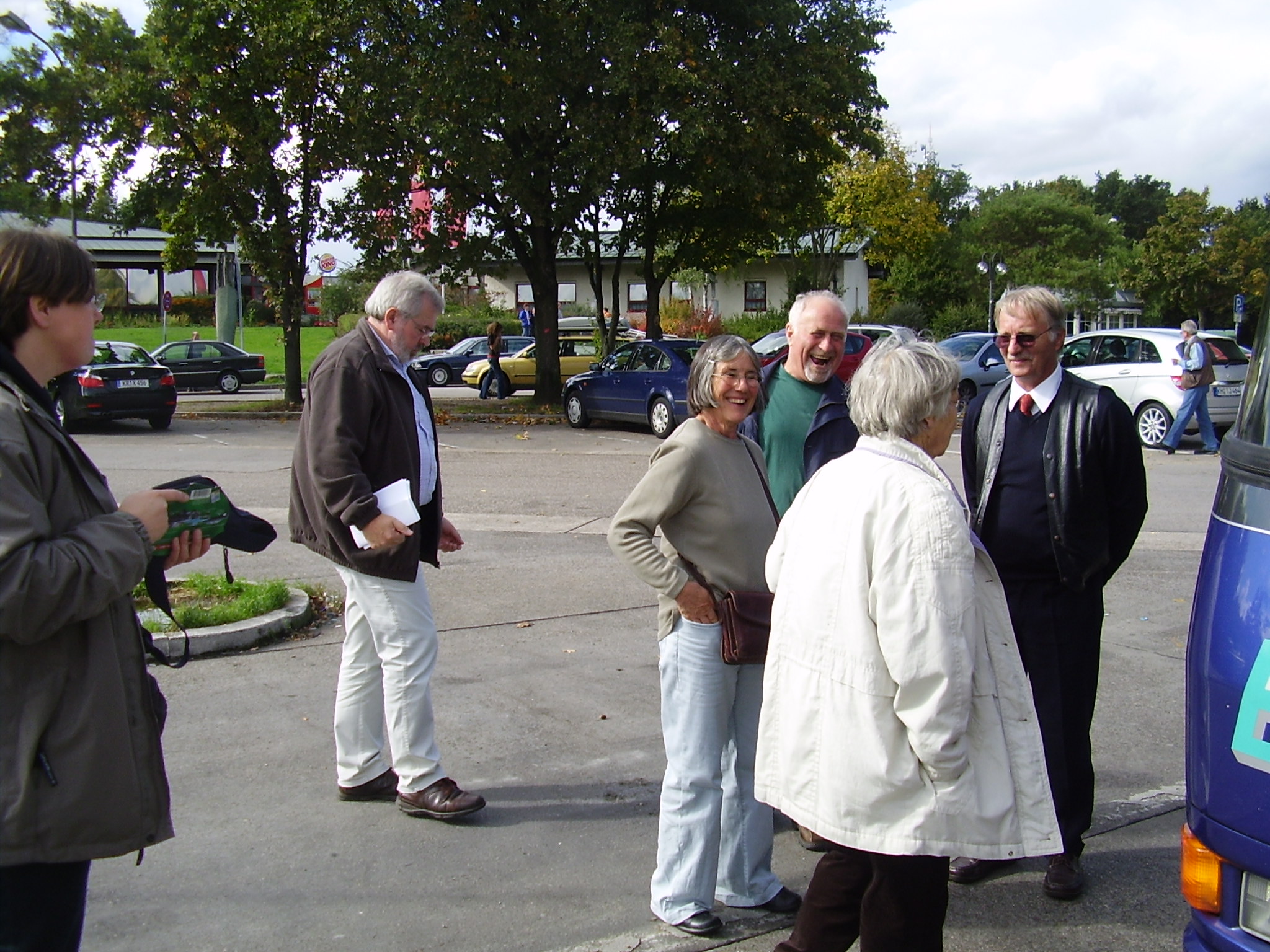 S&uuml;dalpen 2008- Reisegruppe auf dem Parkplatz
