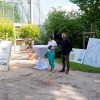 ... und übergab dem Botanischen Garten zwei Granatapfelbäume für den geplanten Exotengarten.